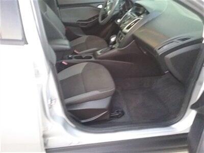 2012 Ford Focus SE   - Photo 10 - Davenport, IA 52802