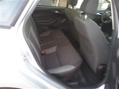 2012 Ford Focus SE   - Photo 11 - Davenport, IA 52802