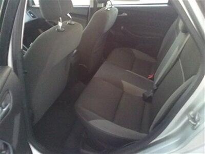 2012 Ford Focus SE   - Photo 9 - Davenport, IA 52802
