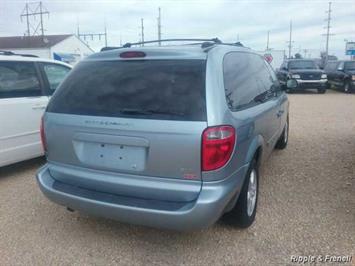 2006 Dodge Grand Caravan SXT   - Photo 3 - Davenport, IA 52802