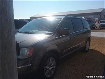 2010 Chrysler Town & Country Touring   - Photo 1 - Davenport, IA 52802