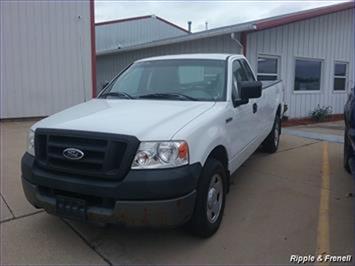 2005 Ford F-150 XL 2dr Standard Cab XL   - Photo 1 - Davenport, IA 52802