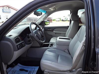 2010 Chevrolet Suburban LT 1500   - Photo 4 - Davenport, IA 52802