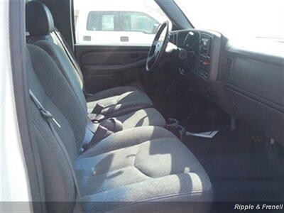 2006 GMC Sierra 2500 Work Truck   - Photo 11 - Davenport, IA 52802