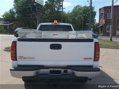 2006 GMC Sierra 2500 Work Truck   - Photo 5 - Davenport, IA 52802