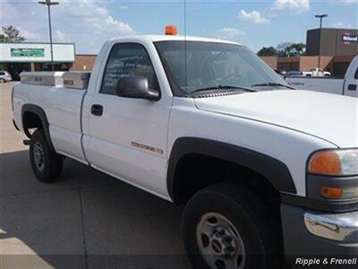 2006 GMC Sierra 2500 Work Truck   - Photo 4 - Davenport, IA 52802