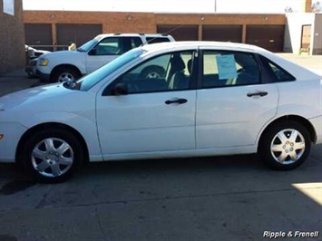 2007 Ford Focus ZX4 S   - Photo 2 - Davenport, IA 52802