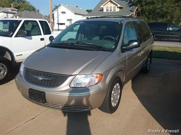 2003 Chrysler Town & Country   - Photo 1 - Davenport, IA 52802