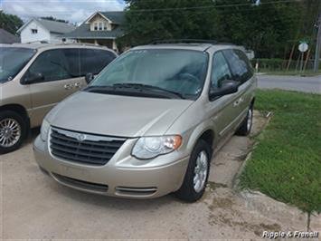 2006 Chrysler Town & Country Touring   - Photo 1 - Davenport, IA 52802