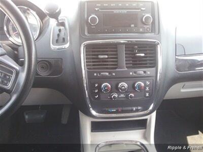 2014 Dodge Grand Caravan SXT   - Photo 14 - Davenport, IA 52802