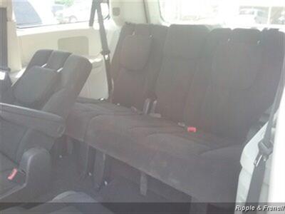 2014 Dodge Grand Caravan SXT   - Photo 9 - Davenport, IA 52802