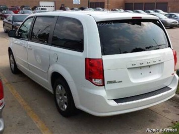 2011 Dodge Grand Caravan Express   - Photo 3 - Davenport, IA 52802