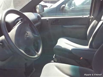 2003 Dodge Caravan SE   - Photo 3 - Davenport, IA 52802