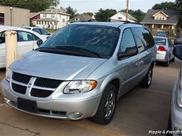 2002 Dodge Grand Caravan ES   - Photo 2 - Davenport, IA 52802