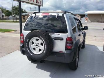 2006 Jeep Liberty Sport   - Photo 2 - Davenport, IA 52802