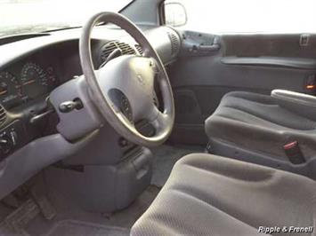 1997 Dodge Grand Caravan LE   - Photo 3 - Davenport, IA 52802