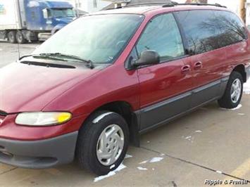 1997 Dodge Grand Caravan LE   - Photo 2 - Davenport, IA 52802