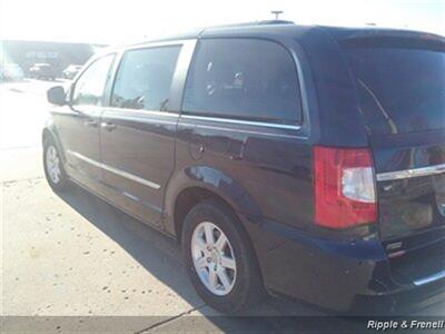 2012 Chrysler Town & Country Touring   - Photo 7 - Davenport, IA 52802