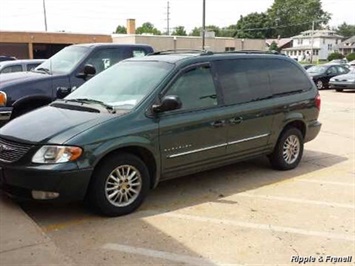 2001 Chrysler Town & Country Limited   - Photo 1 - Davenport, IA 52802