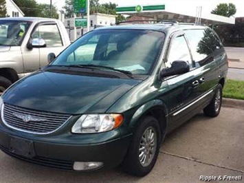 2001 Chrysler Town & Country Limited   - Photo 2 - Davenport, IA 52802