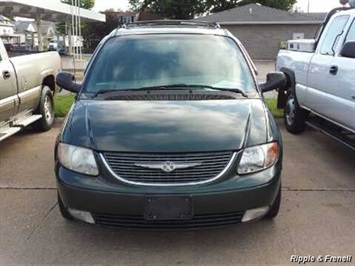 2001 Chrysler Town & Country Limited   - Photo 6 - Davenport, IA 52802