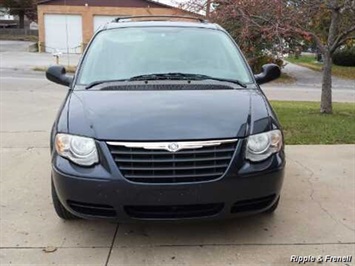 2007 Chrysler Town & Country LX   - Photo 1 - Davenport, IA 52802