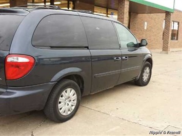 2007 Chrysler Town & Country LX   - Photo 3 - Davenport, IA 52802