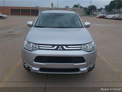 2015 Mitsubishi Outlander SE   - Photo 1 - Davenport, IA 52802