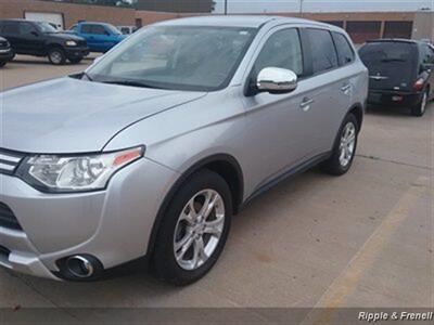 2015 Mitsubishi Outlander SE   - Photo 3 - Davenport, IA 52802