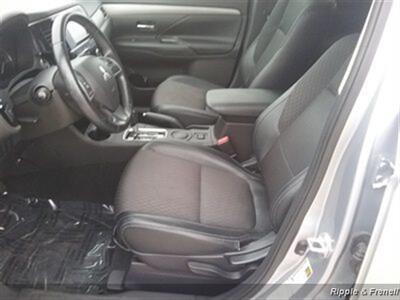 2015 Mitsubishi Outlander SE   - Photo 8 - Davenport, IA 52802