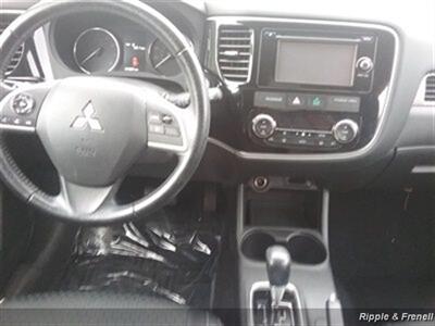 2015 Mitsubishi Outlander SE   - Photo 13 - Davenport, IA 52802