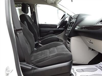 2017 Dodge Grand Caravan SE   - Photo 11 - Davenport, IA 52802