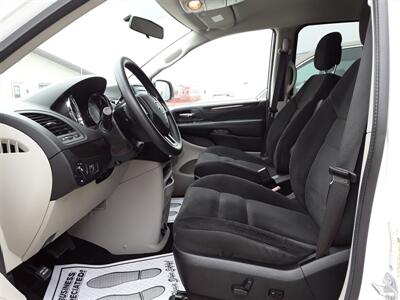 2017 Dodge Grand Caravan SE   - Photo 4 - Davenport, IA 52802
