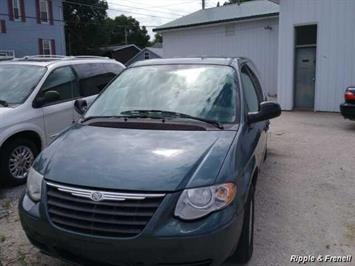 2006 Chrysler Town & Country LX   - Photo 1 - Davenport, IA 52802