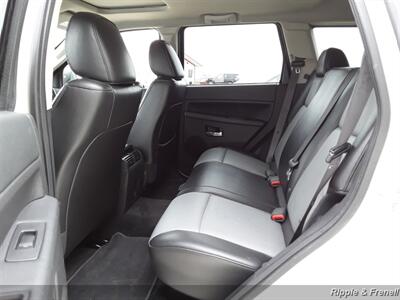 2010 Jeep Grand Cherokee Laredo   - Photo 8 - Davenport, IA 52802