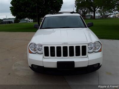 2010 Jeep Grand Cherokee Laredo   - Photo 1 - Davenport, IA 52802