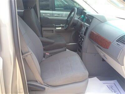 2009 Chrysler Town & Country LX   - Photo 11 - Silvis, IL 61282