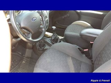 2004 Ford Focus ZX3   - Photo 4 - Davenport, IA 52802