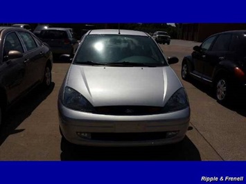 2004 Ford Focus ZX3   - Photo 2 - Davenport, IA 52802