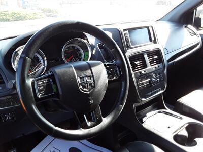 2015 Dodge Grand Caravan SXT   - Photo 5 - Davenport, IA 52802
