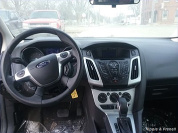 2013 Ford Focus SE   - Photo 10 - Davenport, IA 52802