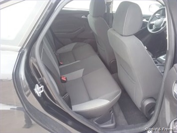 2013 Ford Focus SE   - Photo 12 - Davenport, IA 52802