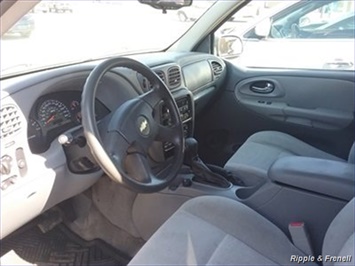 2005 Chevrolet TrailBlazer EXT LT   - Photo 8 - Davenport, IA 52802