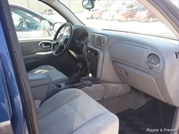 2005 Chevrolet TrailBlazer EXT LT   - Photo 11 - Davenport, IA 52802