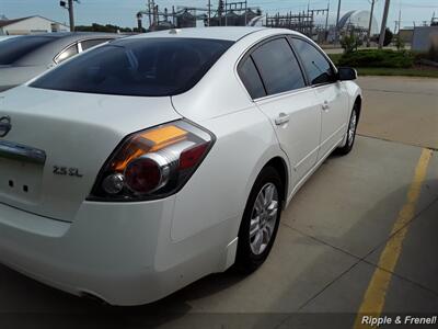 2012 Nissan Altima 2.5   - Photo 9 - Davenport, IA 52802