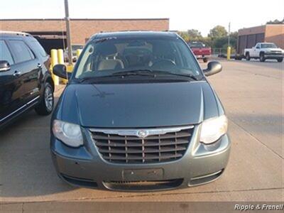 2006 Chrysler Town & Country Touring   - Photo 1 - Davenport, IA 52802