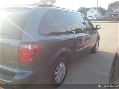 2006 Chrysler Town & Country Touring   - Photo 6 - Davenport, IA 52802