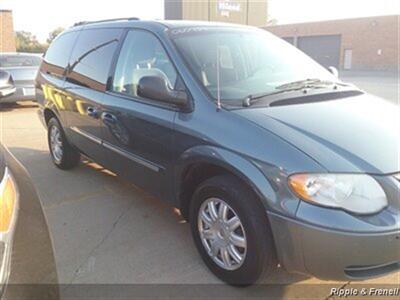 2006 Chrysler Town & Country Touring   - Photo 4 - Davenport, IA 52802