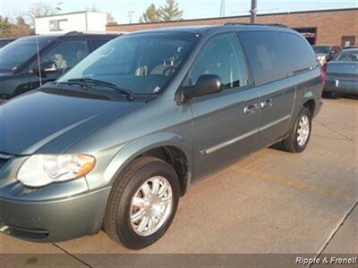 2006 Chrysler Town & Country Touring   - Photo 3 - Davenport, IA 52802