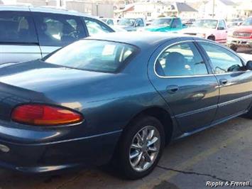 2002 Chrysler Concorde Limited   - Photo 4 - Davenport, IA 52802